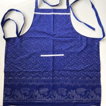 Kékfestő bordűrös kötény ágas mintával, csipkével