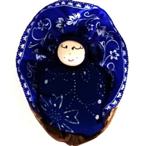 Kékfestő dióbaba kék-fehér csipkével