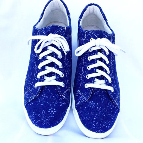 Kékfestő cipő ágas mintával