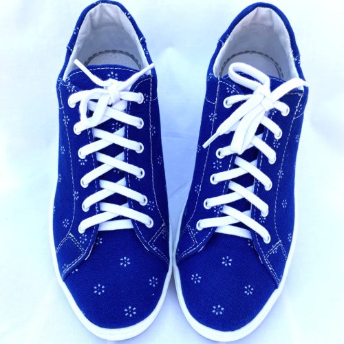 Kékfestő cipő csillagvirág mintával