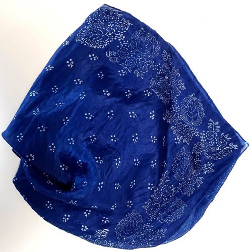 Kékfestő selyemsál bogyós leveles bordűrrel